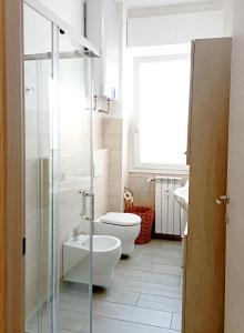 a bathroom with a toilet and a sink at Punto Base Milano, Como, Varese, Svizzera in Locate Varesino