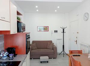 un soggiorno con divano in cucina di Punto Base Milano, Como, Varese, Svizzera a Locate Varesino