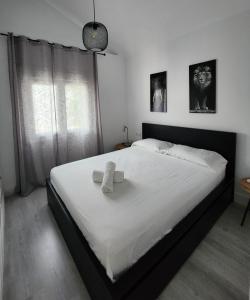 a bedroom with a large bed with white sheets at Villa yoli 26 chalet con piscina cerca de la playa in Chiclana de la Frontera