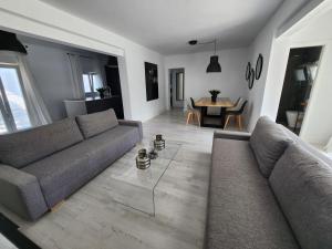 a living room with a couch and a table at Villa yoli 26 chalet con piscina cerca de la playa in Chiclana de la Frontera