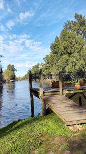 La Dolce Vita في تيغري: كرسي خشبي جالس بجانب جسم ماء