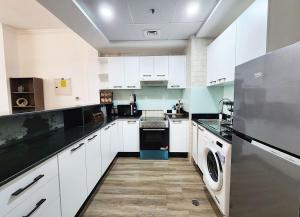 Kuchyň nebo kuchyňský kout v ubytování RH- Luxurious Retreat, Spacious 01 BR, near Burj Khalifa
