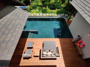 an overhead view of a swimming pool with lounge chairs and a swimming pool at Rarin Villas in Chiang Mai