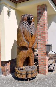 a statue of a bear standing in front of a building at Ferienwohnung zum Bären 