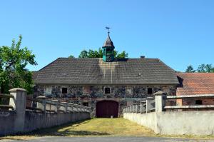 an old stone building with a clock tower on top at Ferienwohnung zum Bären in Lübbinchen