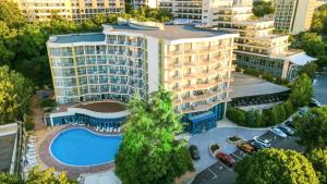 una vista aérea de un gran edificio con piscina en Elena Hotel and Wellness - All Inclusive, en Golden Sands