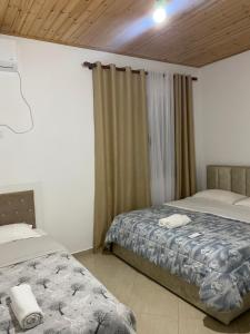 A bed or beds in a room at Lugina e Komanit