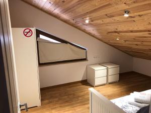 a room with a bed and a wooden ceiling at Apartamento piscina jardin Lara in San Martín de Valdetuéjar