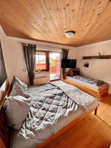 1 Schlafzimmer mit 2 Betten und einem Fenster in der Unterkunft Ferienhaus Praschberg in Niederndorferberg