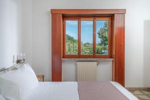 1 dormitorio con cama y ventana en Villa Aurora, en Vico Equense