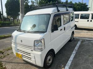 una furgoneta blanca estacionada en un estacionamiento en POSSE宮古島and宮古島ウエストレンタカー Wi-Fi完備 en Isla Miyako