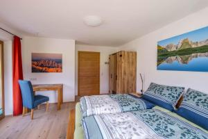una camera con letto e scrivania di Haus Zak a Scharnitz