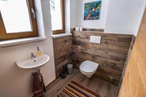 uma casa de banho com um WC e um lavatório em Haus Zak em Scharnitz