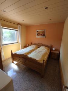 ヴィントリッヒにあるMoselferienweingut Schaeferのベッドルーム1室(大型ベッド1台付)