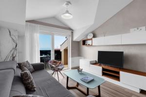 TV a/nebo společenská místnost v ubytování Brotis - Apartment with sea view - Makarska Exklusiv
