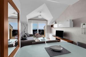cocina y sala de estar con mesa y sofá en Brotis - Apartment with sea view en Promajna