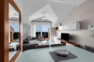 TV a/nebo společenská místnost v ubytování Brotis - Apartment with sea view - Makarska Exklusiv