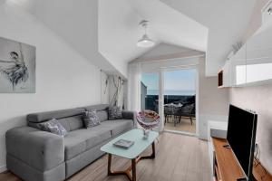 TV a/nebo společenská místnost v ubytování Brotis - Apartment with sea view - Makarska Exklusiv