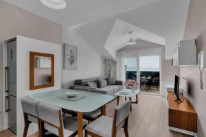 TV a/nebo společenská místnost v ubytování Brotis - Apartment with sea view - Makarska Exklusiv