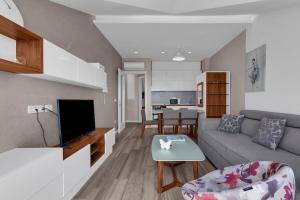 TV a/nebo společenská místnost v ubytování Brotis - Apartment with sea view - Makarska Exklusiv