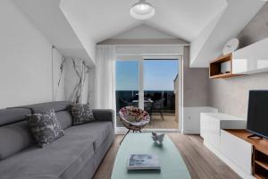 Posezení v ubytování Brotis - Apartment with sea view - Makarska Exklusiv