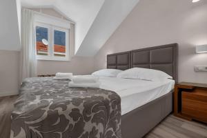 Un dormitorio con una cama grande y una ventana en Brotis - Apartment with sea view en Promajna