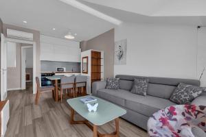 Kuchyň nebo kuchyňský kout v ubytování Brotis - Apartment with sea view - Makarska Exklusiv