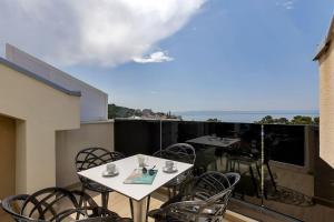 una mesa y sillas en un balcón con vistas al océano en Brotis - Apartment with sea view en Promajna