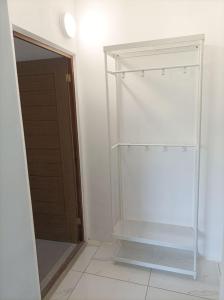 - un réfrigérateur blanc dans une chambre avec porte dans l'établissement Za ohradami, à Závažná Poruba