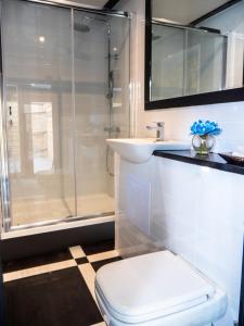uma casa de banho com um chuveiro, um WC e um lavatório. em The Sea Lounge Accomodation em Broadstairs