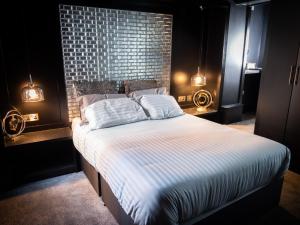 duże łóżko w pokoju z ceglaną ścianą w obiekcie The Sea Lounge Accomodation w mieście Broadstairs