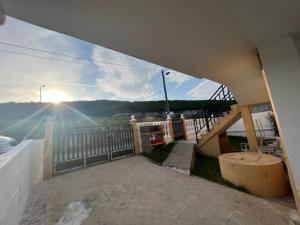 einen Balkon eines Hauses mit Meerblick in der Unterkunft casa culleredo in A Coruña