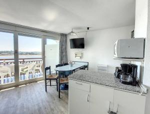 Η κουζίνα ή μικρή κουζίνα στο V-Marin 04-Vieux Boucau Appartement 2 chambres avec superbe vue sur le lac marin dans une résidence avec piscine