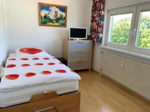 ein Schlafzimmer mit einem Bett, einem Fernseher und einem Fenster in der Unterkunft Zinnowitz Haus Zur Duene Wohnung 14 W14ZDL in Zinnowitz + 23 Fotos