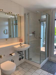 ein Badezimmer mit Dusche, Waschbecken und Toilette in der Unterkunft Zinnowitz Haus Zur Duene Wohnung 14 W14ZDL in Zinnowitz