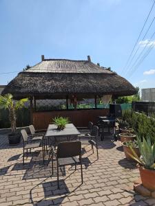 Patio nebo venkovní prostory v ubytování Babi Apartmanház