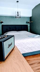 Un pat sau paturi într-o cameră la Premium Loft im Szeneviertel, WLAN, Smart TV, Parklplatz