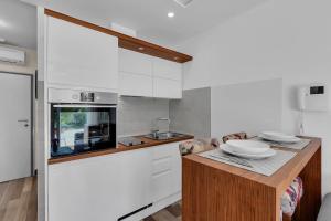 Η κουζίνα ή μικρή κουζίνα στο Brotis - StudioApartment - Makarska Exklusiv +6 φωτογραφίες