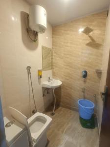 La salle de bains est pourvue de toilettes et d'un lavabo. dans l'établissement Hotel Shree Narayan Palace, à Jaipur