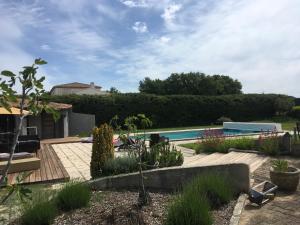 - un jardin avec une piscine dans une maison dans l'établissement Mas provençal avec vue sur la Sainte Victoire, à Aix-en-Provence