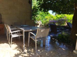 une table et des chaises assises sur une terrasse dans l'établissement Le Clos Chaillan, à Cinq-Mars-la-Pile