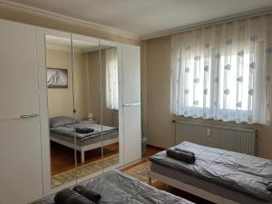 Llit o llits en una habitació de Maisonettewohnung mit Terrasse und Homeoffice