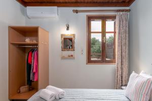 1 dormitorio con cama y ventana en Studio De Bosset en Argostoli