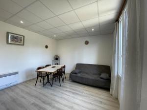 ein Wohnzimmer mit einem Tisch und einem Sofa in der Unterkunft Appartement Capbreton, 2 pièces, 4 personnes - FR-1-413-111 in Capbreton