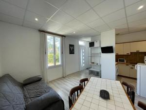 ein Wohnzimmer mit einem Sofa und einem Tisch in der Unterkunft Appartement Capbreton, 2 pièces, 4 personnes - FR-1-413-111 in Capbreton