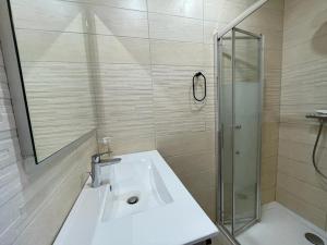 ein Bad mit einem Waschbecken und einer Dusche in der Unterkunft Appartement Capbreton, 2 pièces, 4 personnes - FR-1-413-111 in Capbreton