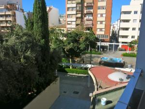 een uitzicht vanaf het balkon van een gebouw met een bank bij Oasis junto al mar in Torre del Mar +1 foto