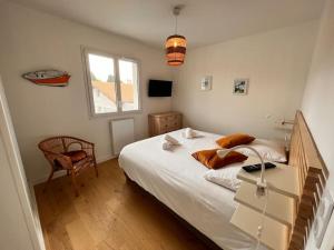 - une chambre avec un lit, un bureau et une fenêtre dans l'établissement VILLA MOANA, à Andernos-les-Bains
