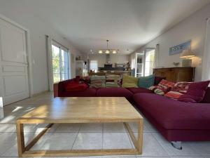Część wypoczynkowa w obiekcie Villa bord de mer, 10 pers, 5 chbres, proche plage, jardin privé, Wifi, animaux ok - FR-1-246A-207
