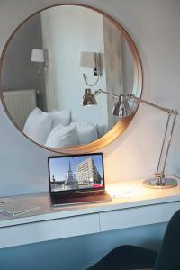 Uma TV ou centro de entretenimento em Abc Hotel
